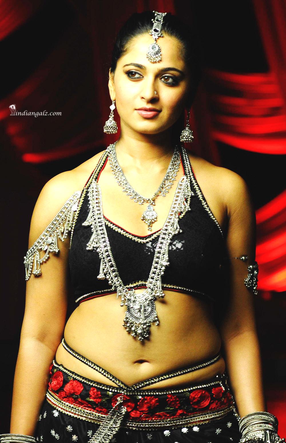 Anushka Shetty – Navel Show