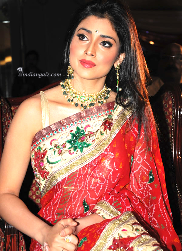 Shriya Saran – Super hot in Red saree!